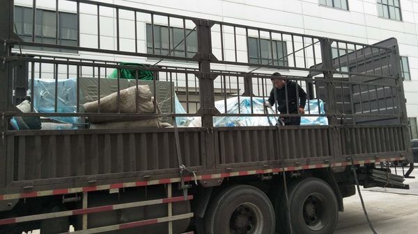 發(fā)往黑龍江的自動抽芯包紙繃帶打卷機(jī)、紗布分切機(jī)、紗布折疊機(jī)